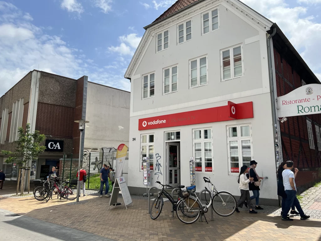Dein PYUR Fachhändler aus Flensburg. Du findest uns in der Angelburger Str. 24, 24937 Flensburg direkt neben C&A. Bei uns bekommst Du alles, wenn es um die Themen Fernsehen, Telefon und Internet geht. Für Mieter des SBV (Selbsthilfe - Bauverein Flensburg eG) gibt es sogar noch satte Rabatte - also komm vorbei